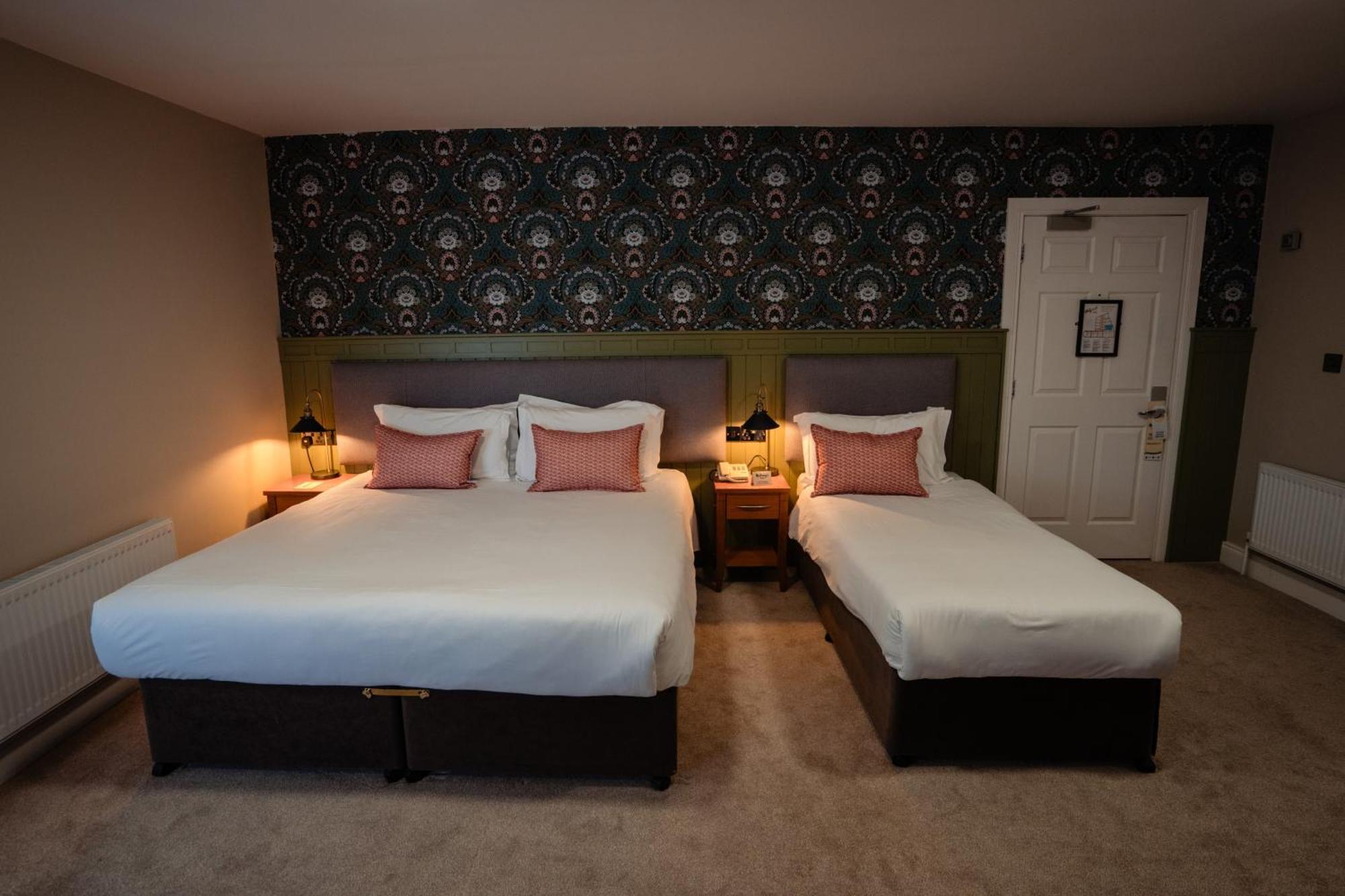 Mcgrory'S Hotel Калдафф Экстерьер фото